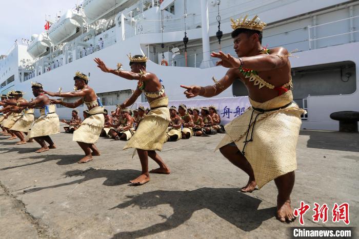 基方民眾表演當?shù)靥厣璧?，歡迎“和平方舟”號醫(yī)院船來訪?！⌒煳?攝
