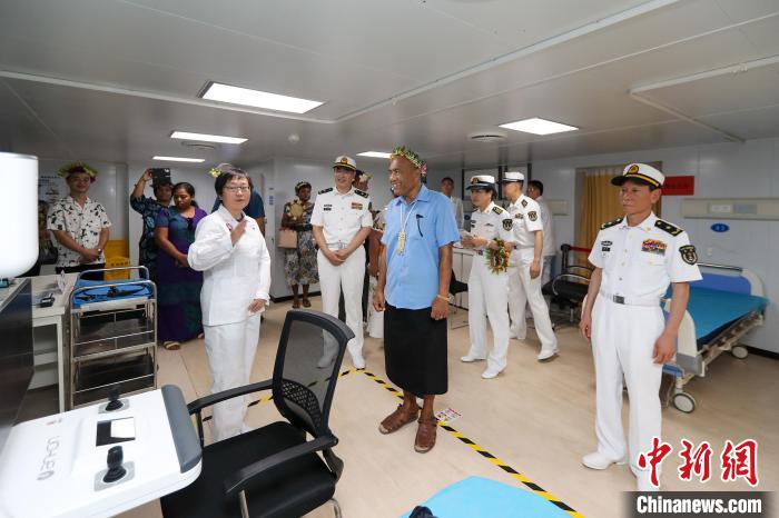 基里巴斯總統(tǒng)等政要參觀海上醫(yī)院?！⌒煳?攝