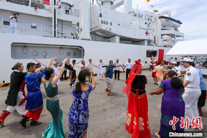 中基雙方人員在碼頭歡迎儀式上歡聚一堂?！⌒煳?攝