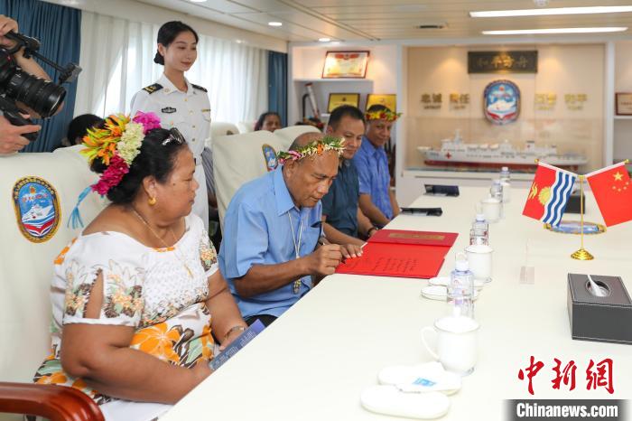 基里巴斯總統(tǒng)塔內(nèi)希·馬茂為“和平方舟”醫(yī)院船留言?！⌒煳?攝