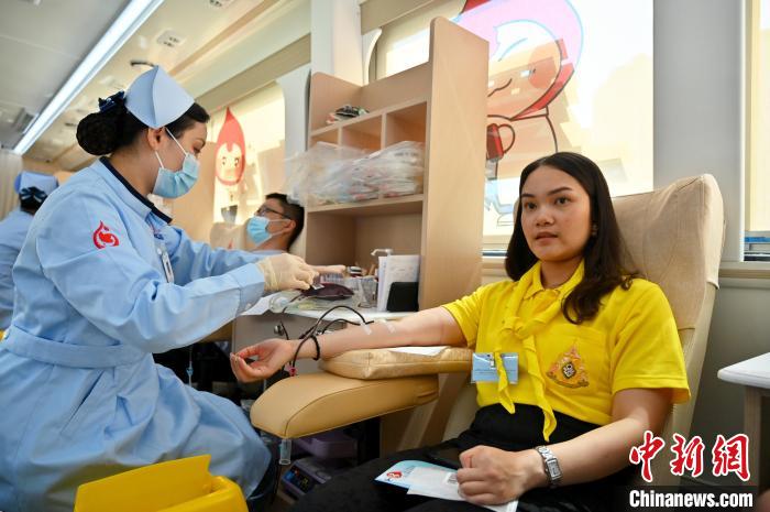 圖為獻血活動現(xiàn)場?！∮峋?攝