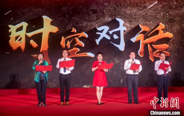 陳曉帆與顏福慶之孫顏志淵、陶行知曾孫陶侃、榮毅仁侄女榮智豐深情朗誦《與統(tǒng)戰(zhàn)先輩的時空對話》?！堦?攝