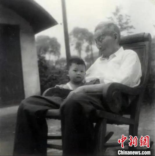 陳望道與幼年的陳曉帆。　陳曉帆供圖