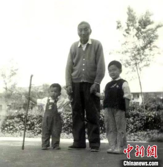 陳望道與幼年的陳曉帆(左)、陳曉帆的哥哥一起合影?！￡悤苑﹫D