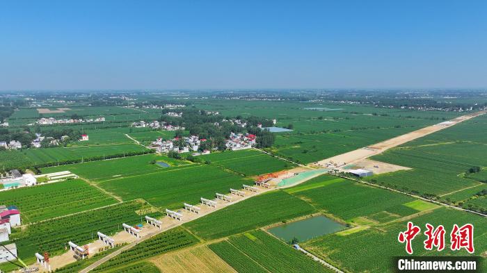 航拍合(肥)周(口)高速潁臨段8標架梁施工現(xiàn)場?！⒂癫?攝