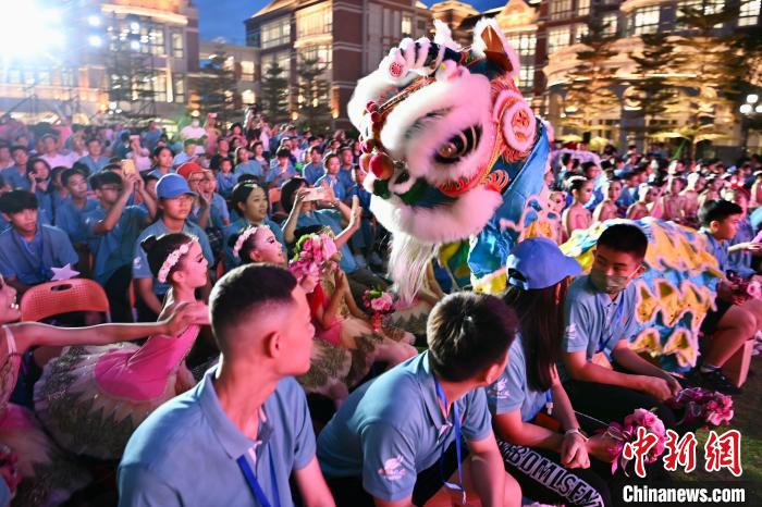 舞獅表演與現(xiàn)場(chǎng)觀(guān)眾互動(dòng)?！⊥鯑|明 攝