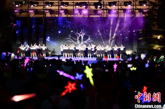 合唱表演《夜空中最亮的星》?！⊥鯑|明 攝