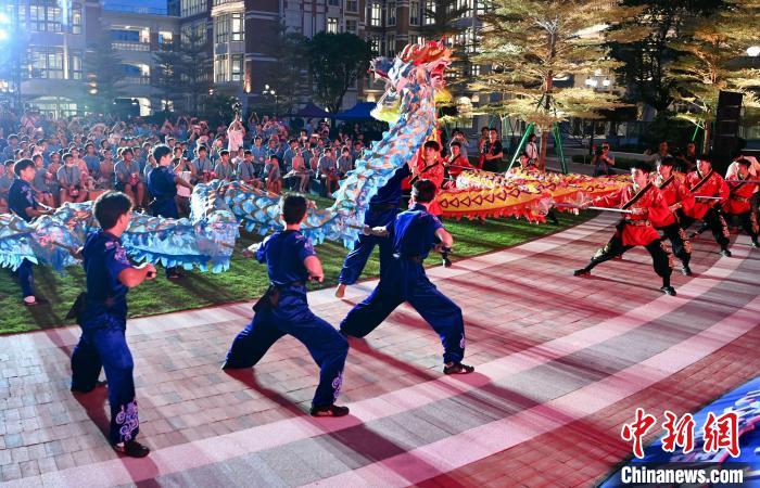 兩岸青少年同臺(tái)呈現(xiàn)龍獅表演。　王東明 攝