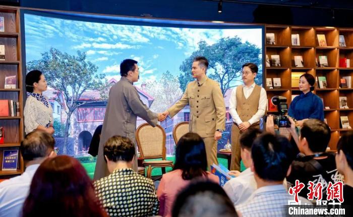 實驗舞臺劇《握手》片段?！↑S浦區(qū)委統(tǒng)戰(zhàn)部供圖