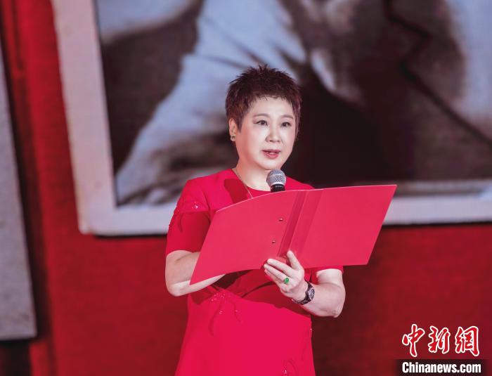 7月16日，榮智豐在2023年上海統(tǒng)戰(zhàn)文化周開幕活動(dòng)中朗誦《與統(tǒng)戰(zhàn)先輩的時(shí)空對(duì)話》?！堦?攝