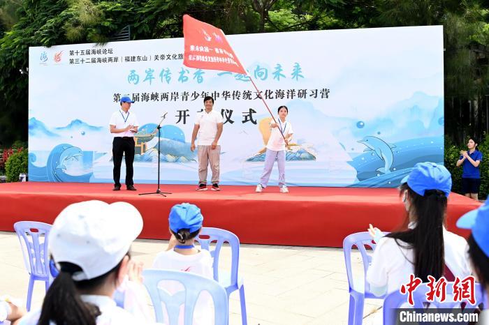 研習營授旗儀式。　張金川 攝