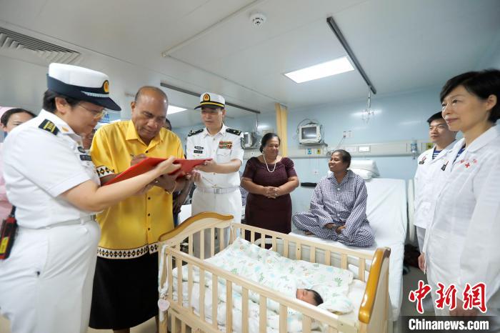 基里巴斯總統(tǒng)馬茂為新生兒取名，并在出生證明上親筆填寫(xiě)寶寶名字。　黎宇 攝