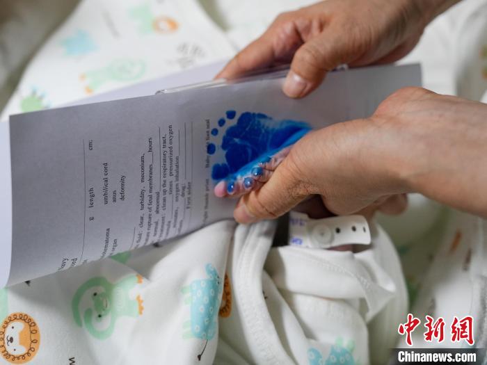 醫(yī)護(hù)人員為新生兒留下腳印?！?攝