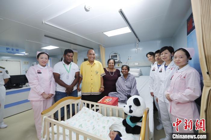 基里巴斯總統(tǒng)馬茂與海上醫(yī)院醫(yī)護(hù)人員、新生兒家人合影?！±栌?攝
