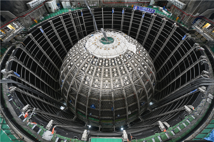 江門中微子實驗室探測器和水池構造。中國科學院高能物理研究所供圖