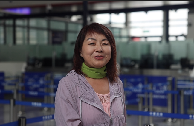 7月22日，曾經(jīng)在老撾瑯勃拉邦工作過3年的加拿大華僑孫月玲乘坐中老鐵路國際旅客列車從中國出境。衛(wèi)海林 攝