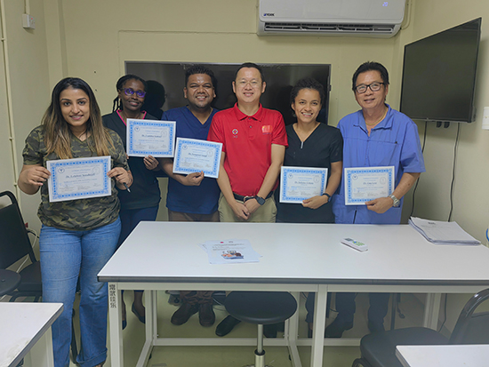 醫(yī)療隊成員與部分學員合影。第18期援圭亞那醫(yī)療隊供圖