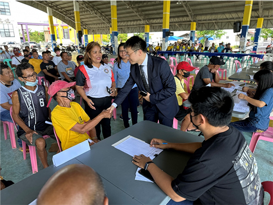 中方與菲方一道將中國援菲化肥分發(fā)至菲農(nóng)戶手中。中國駐菲律賓大使館供圖