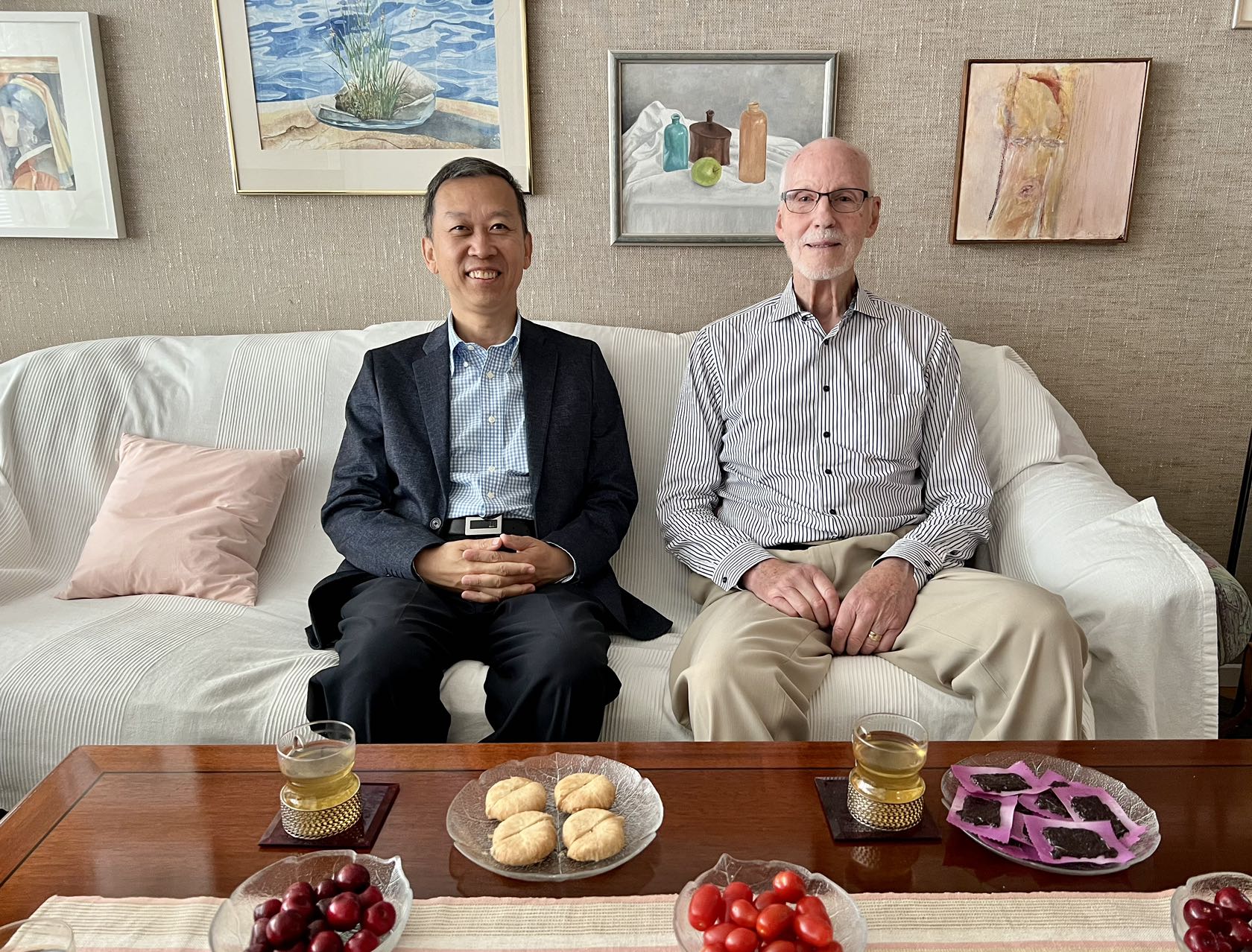 駐瑞典大使崔愛民看望瑞典科學家。中國駐瑞典大使館供圖