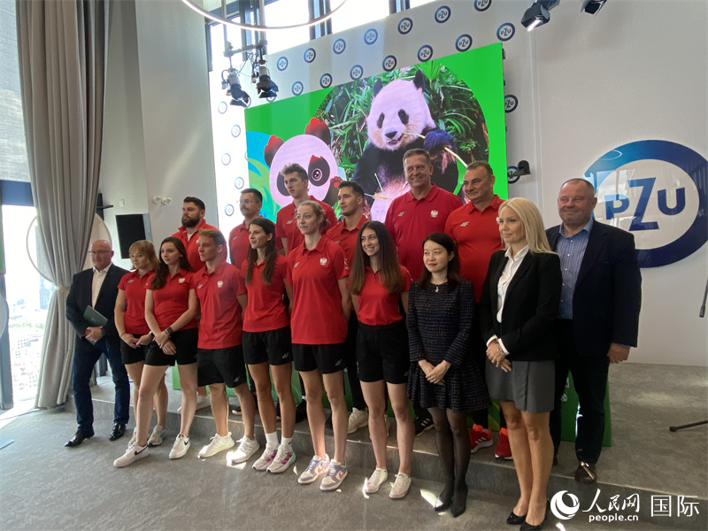 嘉賓與代表團(tuán)代表合影。人民網(wǎng)記者 禹麗敏攝