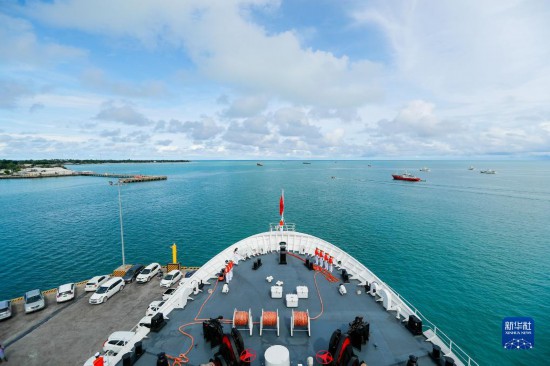 7月22日，中國海軍“和平方舟”號醫(yī)院船駛離基里巴斯首都塔拉瓦。當?shù)貢r間22日上午10時，執(zhí)行“和諧使命-2023”任務的中國海軍“和平方舟”號醫(yī)院船圓滿結束對基里巴斯的首次訪問，駛離基里巴斯首都塔拉瓦，前往本次任務的第二站湯加努庫阿洛法港。新華社發(fā)（黎宇 攝）