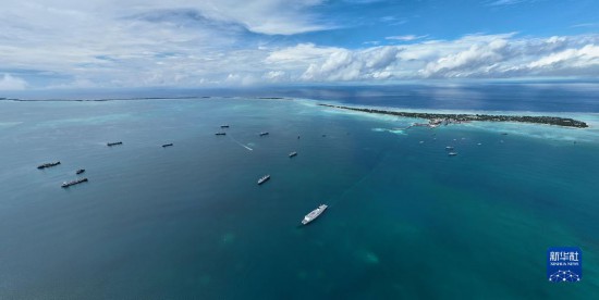 7月22日，中國海軍“和平方舟”號醫(yī)院船結束基里巴斯訪問，駛離塔拉瓦港。新華社發(fā)（桂江波 攝）