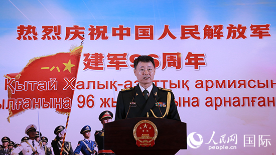 國(guó)防武官胡德君大校發(fā)表致辭。人民網(wǎng)記者 李強(qiáng)攝