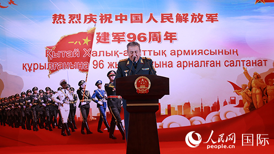 哈國(guó)防部副部長(zhǎng)卡馬列特季諾夫中將發(fā)表致辭。人民網(wǎng)記者 李強(qiáng)攝
