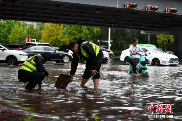7月30日，河北省持續(xù)發(fā)布暴雨紅色預(yù)警信號。受今年第5號臺風(fēng)“杜蘇芮”殘余環(huán)流影響，7月28日以來，地處華北地區(qū)的河北省大部出現(xiàn)降雨。30日17時，該省氣象臺發(fā)布當(dāng)日第三次暴雨紅色預(yù)警信號。石家莊市城區(qū)不少區(qū)域積水嚴(yán)重，城管、環(huán)衛(wèi)、園林、市政等部門緊急出動，聯(lián)合疏堵保暢，筑牢防汛安全屏障。圖為石家莊裕華區(qū)城管局防汛隊員對沿街收水井進行雜物清理，以保證排水暢通。翟羽佳 攝