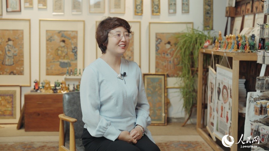 圖為瓷器修復藝術家王京。人民網(wǎng)記者 張若涵攝