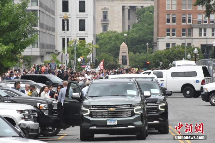 圖為特朗普出庭期間，其車隊(duì)和工作人員在聯(lián)邦法院外等待。<a target='_blank' href='/'><p  align=