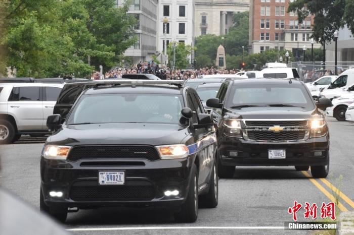 圖為結(jié)束出庭后，特朗普車隊(duì)駛離聯(lián)邦法院。<a target='_blank' href='/'><p  align=