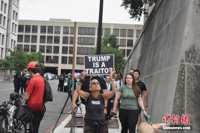 圖為聯(lián)邦法院附近的特朗普反對(duì)者。<a target='_blank' href='/'><p  align=