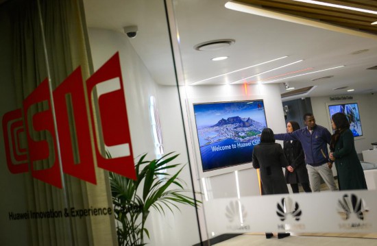 　　2017年7月17日，人們?cè)谖挥谀戏羌s翰內(nèi)斯堡的華為南非信息通信技術(shù)創(chuàng)新體驗(yàn)中心參觀。新華社記者 翟健嵐 攝