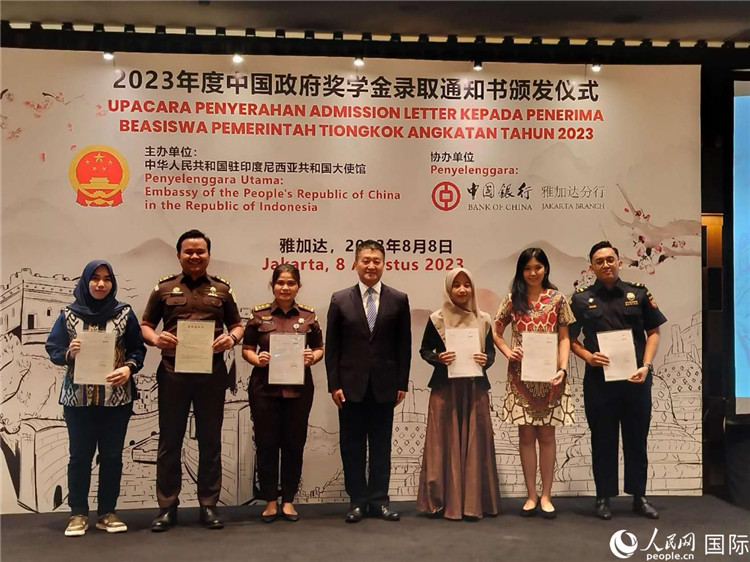 陸慷大使與獲得中國政府獎學(xué)金的印尼學(xué)子合影。 人民網(wǎng)記者 李培松攝