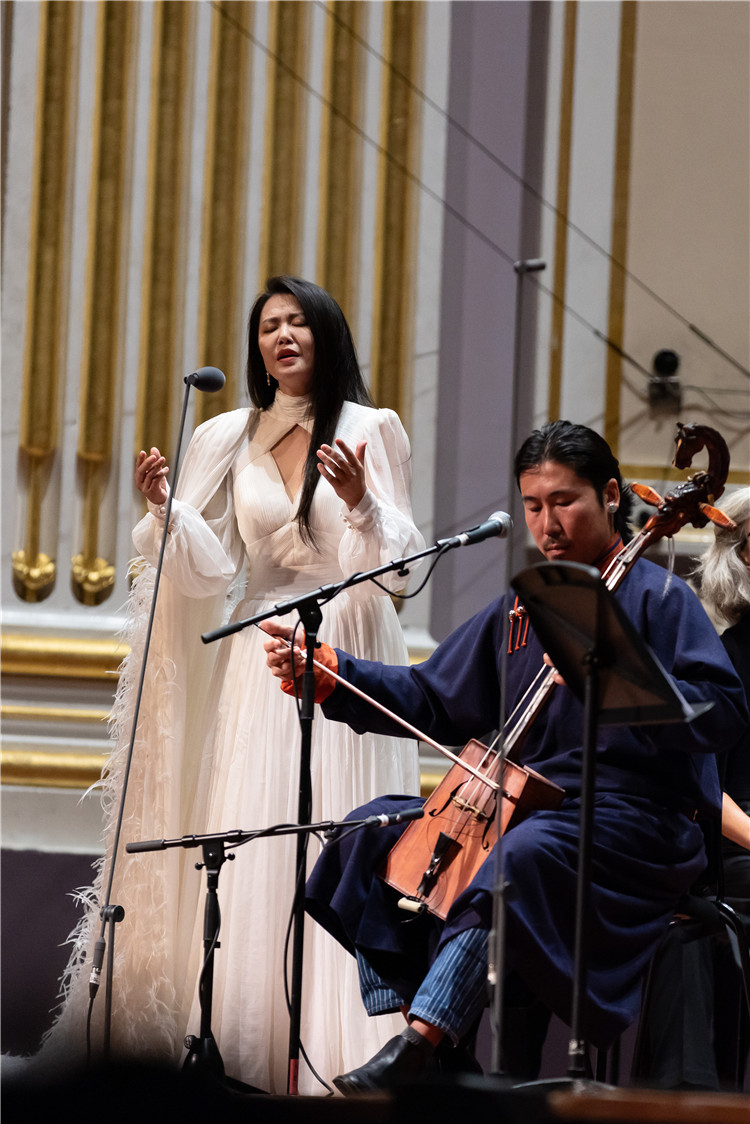 圖片說明： 8月5日，2023愛丁堡國際藝術(shù)節(jié)開幕式音樂會《慈悲頌》的演出現(xiàn)場。藝術(shù)節(jié)組委會供圖