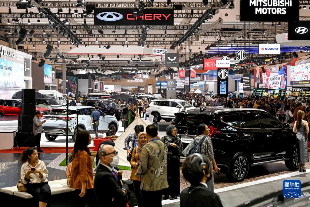 8月10日，在印度尼西亞萬丹省唐格朗的印尼會(huì)展中心，人們?cè)?023年印尼國(guó)際汽車展上參觀。新華社發(fā)（阿貢攝）