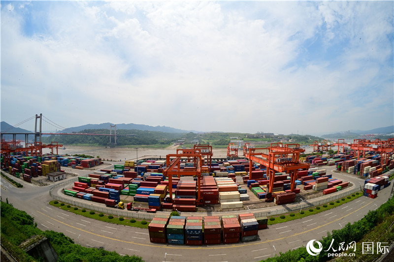 重慶果園港是我國內(nèi)河最大的鐵公水多式聯(lián)運樞紐港，也是西部陸海新通道的重要支點。圖為果園港全貌。人民網(wǎng)記者 苑基榮攝