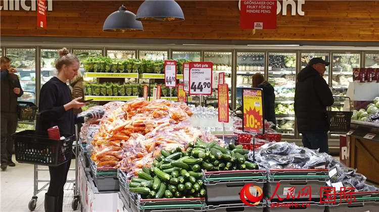 瑞典首都斯德哥爾摩購(gòu)物超市一瞥。人民網(wǎng)記者 殷淼攝