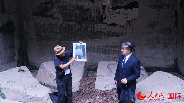 毒氣島歷史研究所事務(wù)局長山內(nèi)正之在毒氣儲存遺址為大家介紹日軍發(fā)動毒氣戰(zhàn)的罪證。人民網(wǎng) 蔣曉辰攝