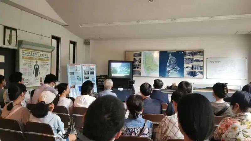 觀看日軍發(fā)動毒氣戰(zhàn)的影像資料。中國駐大阪總領(lǐng)事館供圖