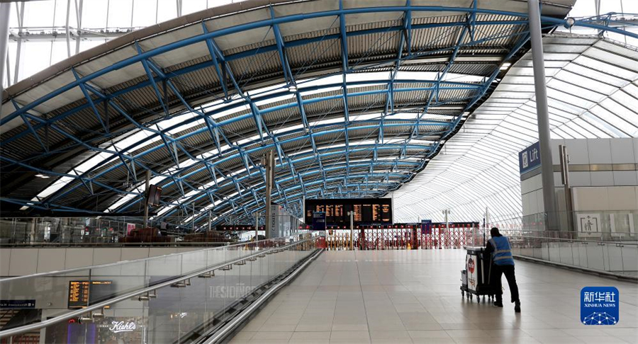 9月1日，一名工作人員在英國倫敦滑鐵盧火車站內(nèi)行走。因在收入、工作條件等方面與鐵路運營企業(yè)存在分歧，英國鐵路員工在9月1日、2日舉行罷工。由于鐵路服務大幅減少，人們出行面臨不便。新華社記者 李穎 攝