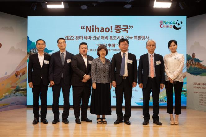 1.“你好！中國(guó)”2023黃河主題旅游海外推廣季韓國(guó)專場(chǎng)活動(dòng)5日在首爾舉行，圖為現(xiàn)場(chǎng)嘉賓合影。中國(guó)駐首爾旅游辦事處供圖