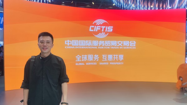 9月2日，梁家僖在國家會議中心拍照留念。受訪者供圖