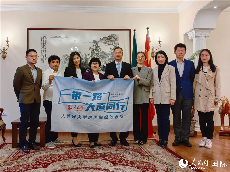 胡長春大使、駐非盟使團工作人員與人民網(wǎng)記者合影。