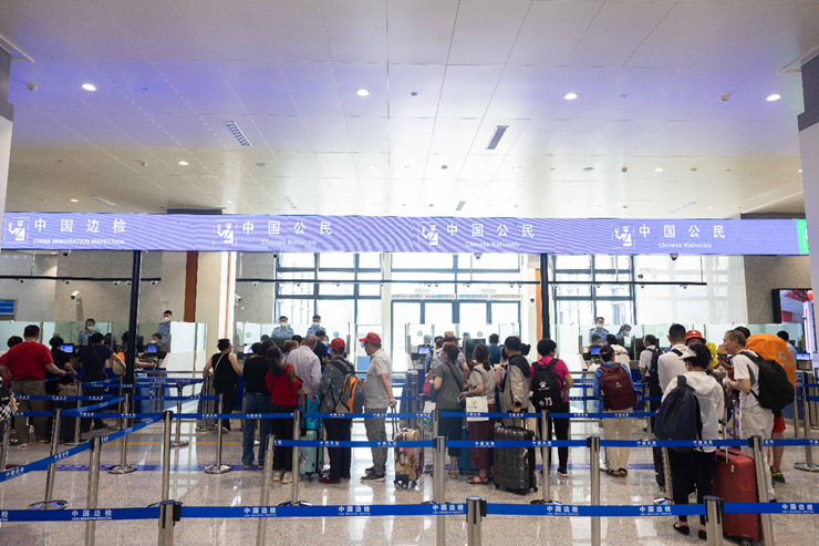 乘坐中老鐵路國際旅客列車的旅客在磨憨邊檢大廳排隊(duì)候檢。黃遠(yuǎn)飛 攝