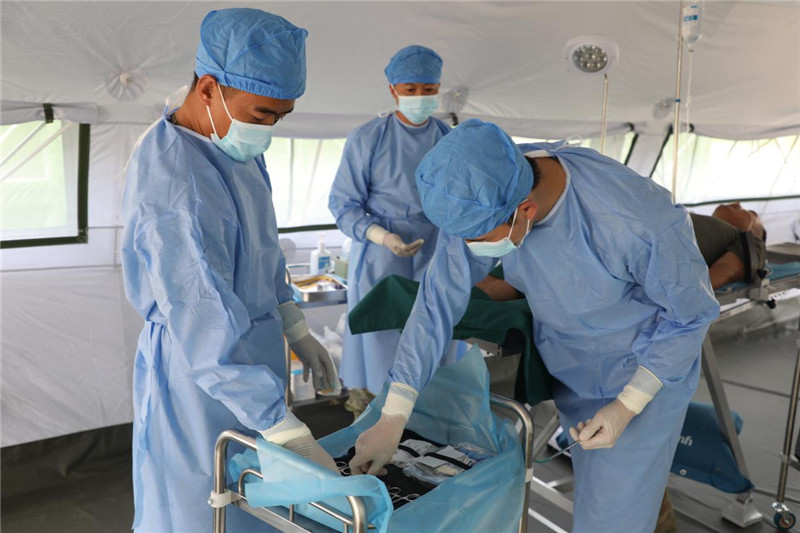 出征前，“純凈家園-2023”多國聯(lián)合掃雷行動中方任務(wù)分隊(duì)醫(yī)療組官兵正在進(jìn)行專業(yè)訓(xùn)練。趙文環(huán)攝