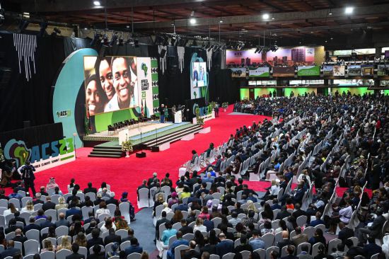 9月4日，在肯尼亞內(nèi)羅畢，與會代表參加首屆非洲氣候峰會開幕式。新華社記者 韓旭 攝