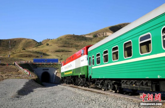 2016年8月24日，塔吉克斯坦“瓦赫達特-亞灣”鐵路通車。這是絲綢之路經(jīng)濟帶框架下首個開工并建成的鐵路項目，具標志性意義。圖為火車進入由中鐵十九局集團有限公司承建的隧道。文龍杰 攝