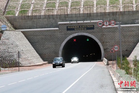 連接塔吉克斯坦南北的重要隧道之一哈特隆隧道由中國路橋承建，是塔國南北公路交通的重要干線道路，對促進塔吉克斯坦南北交流和國民經(jīng)濟發(fā)展具有重要意義。田冰攝